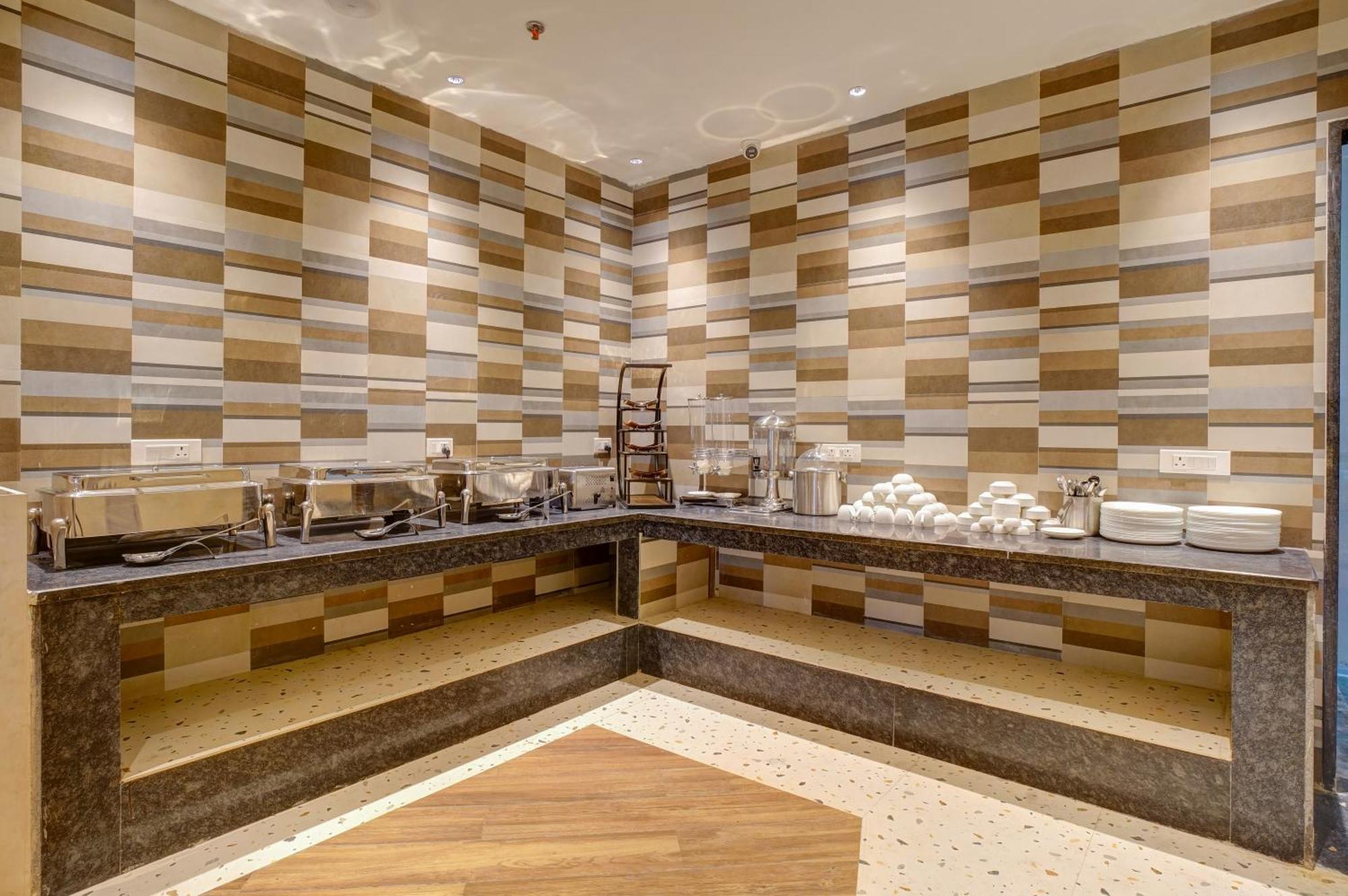 Iva Premium Delhi Airport With Airport Drop Hotel นิวเดลี ภายนอก รูปภาพ